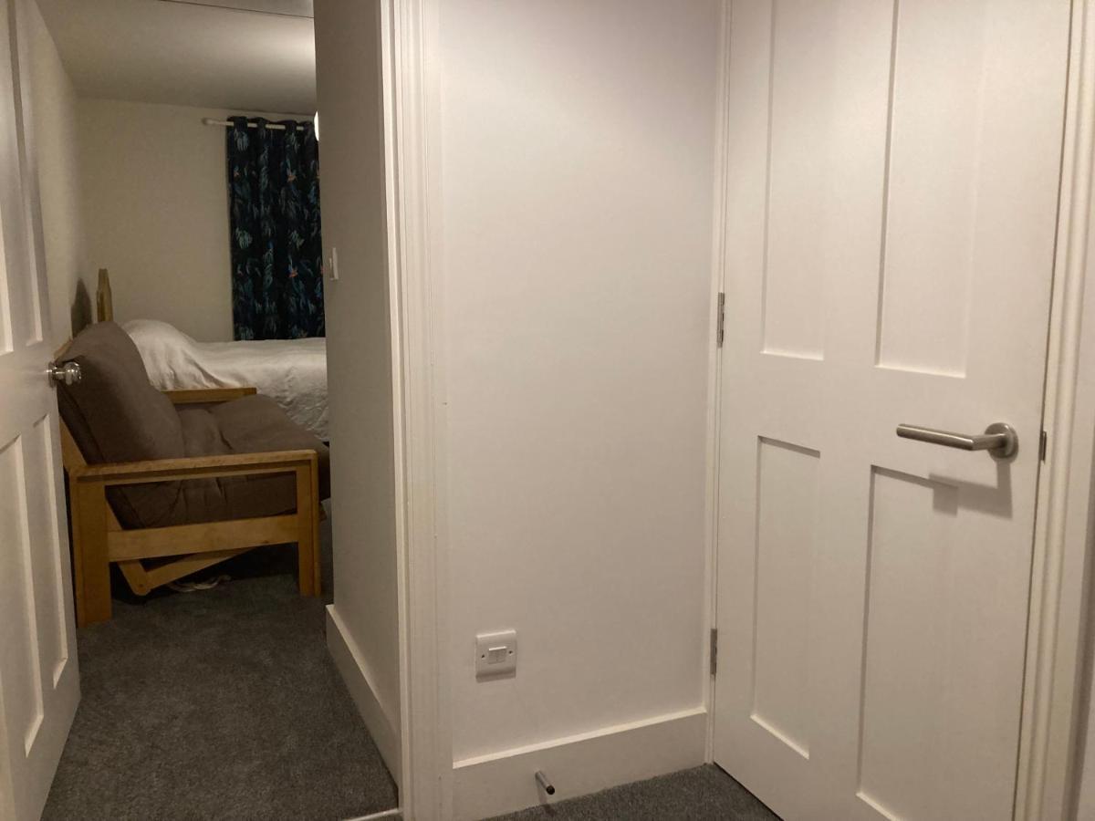 Beautiful 1-Bed Studio In Лондон Экстерьер фото
